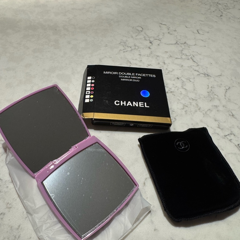CHANEL Pink Compact Mirror Double Faced Duo CC Logo NEW w/ Box & Pouch 💜 - Picture 3 of 4